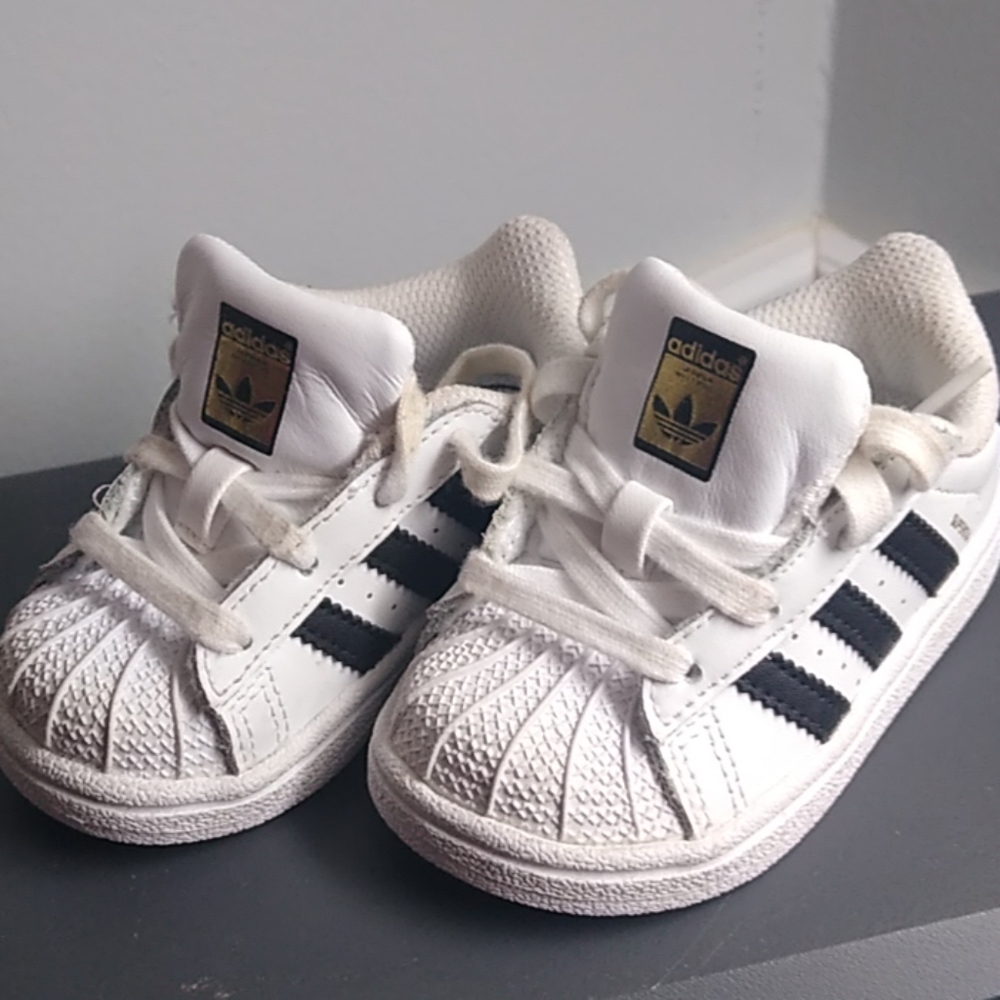 White Shell Toe Adidas Size 4K 4C